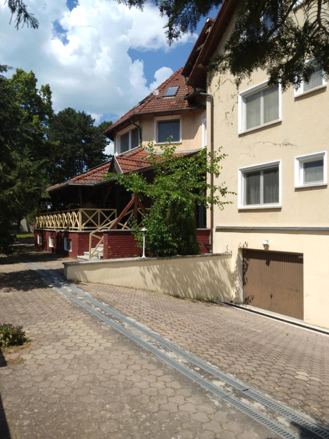 Francoise Szálló Balatonlelle Exterior foto